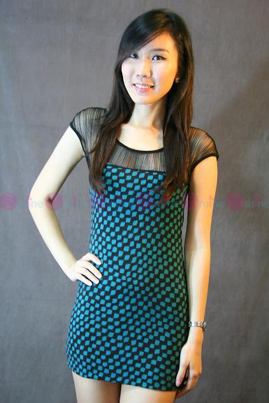 มินิเดรสผ้านุ่มๆคล้ายๆผ้ากำมะหยี่สีเขียว แต่งด้วยผ้าซีทรูอัดพลีท